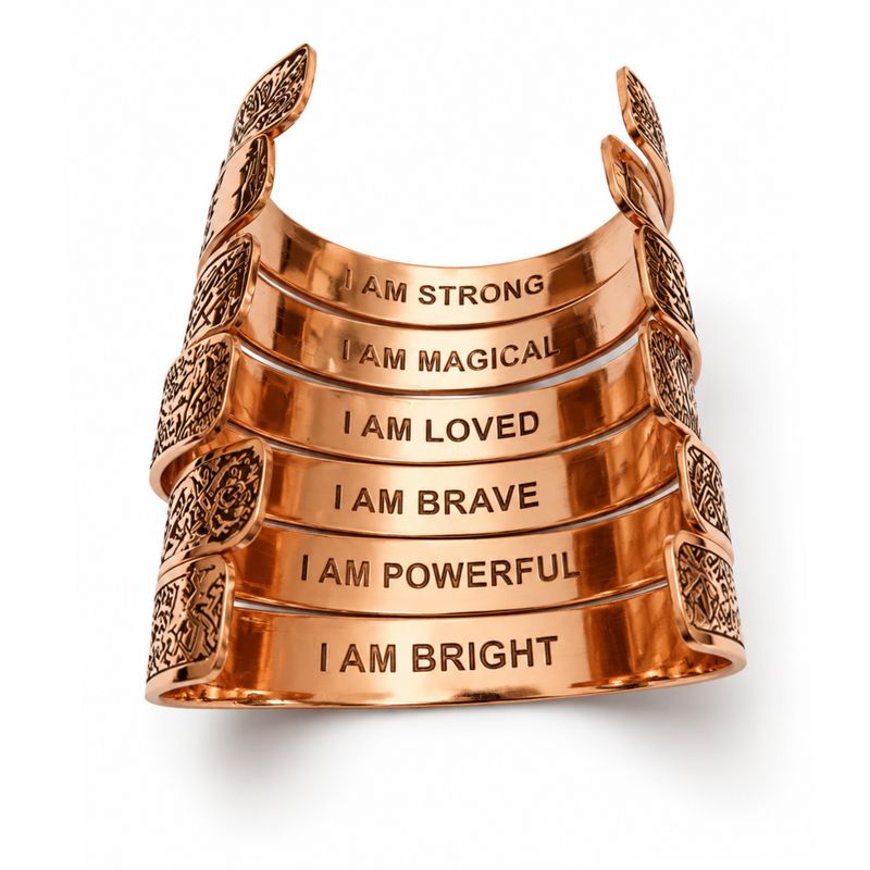 Solida koppararmband i medeltidskollektion med affirmationgravyrer (blandade)
