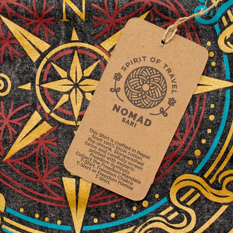 Nomad Sari Camiseta de algodón lavado a piedra - Compás de la Vida - Carbón - Grande