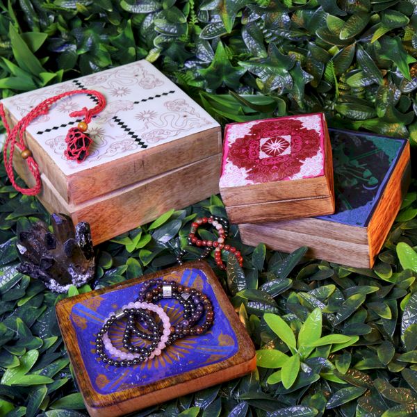 Emaljerade Askar och Brickor i Trä