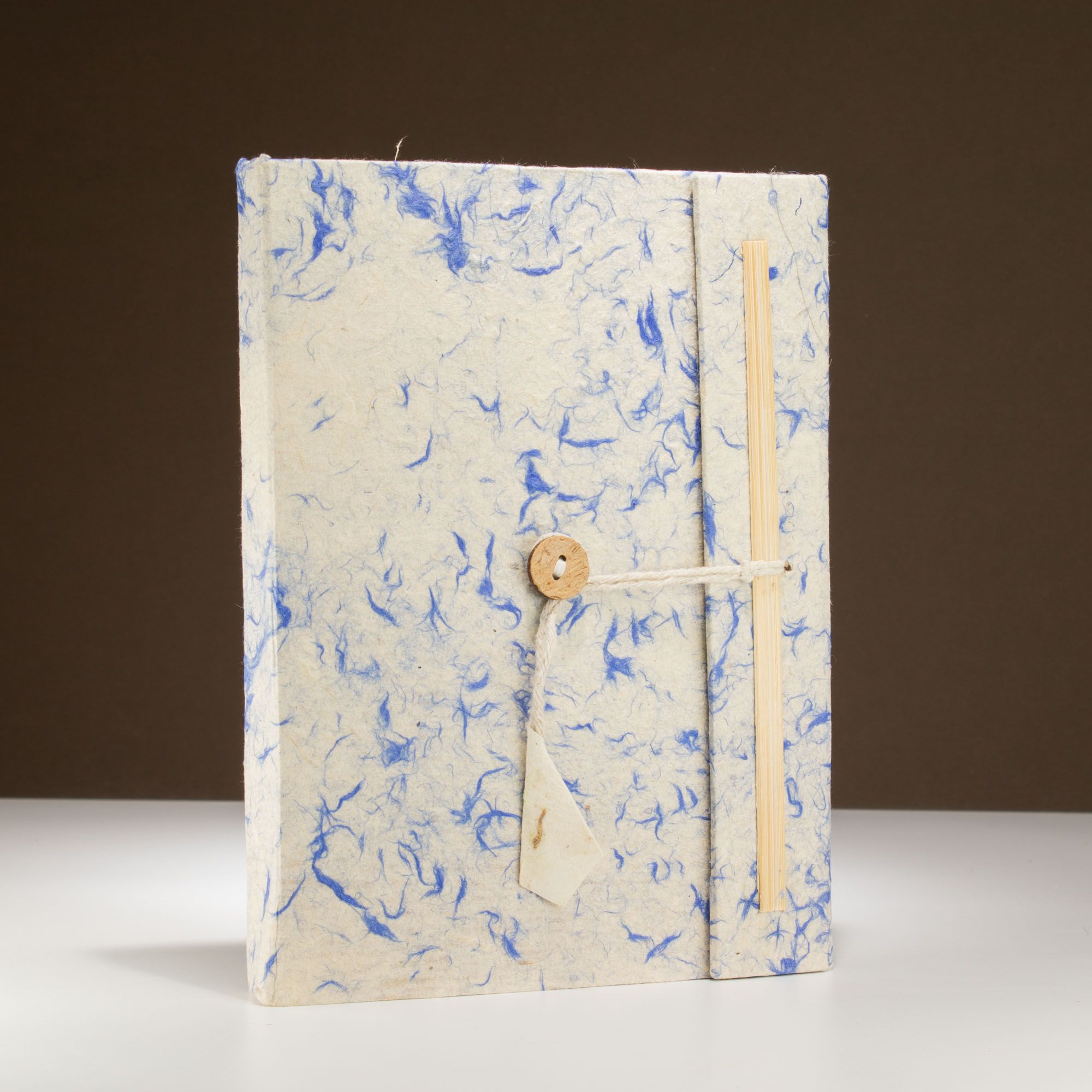 Stor Lokta Anteckningsbok i Blandad Blå (21x15cm) - 45 Blad - Inkl. Bokmärke