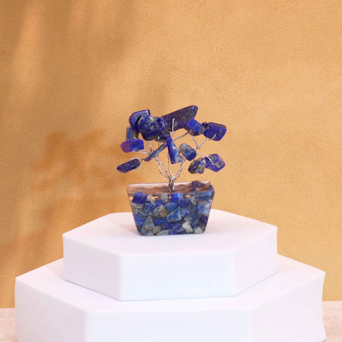 Mini árvore de pedras preciosas sobre base de orgonite - Sodalita (15 pedras)