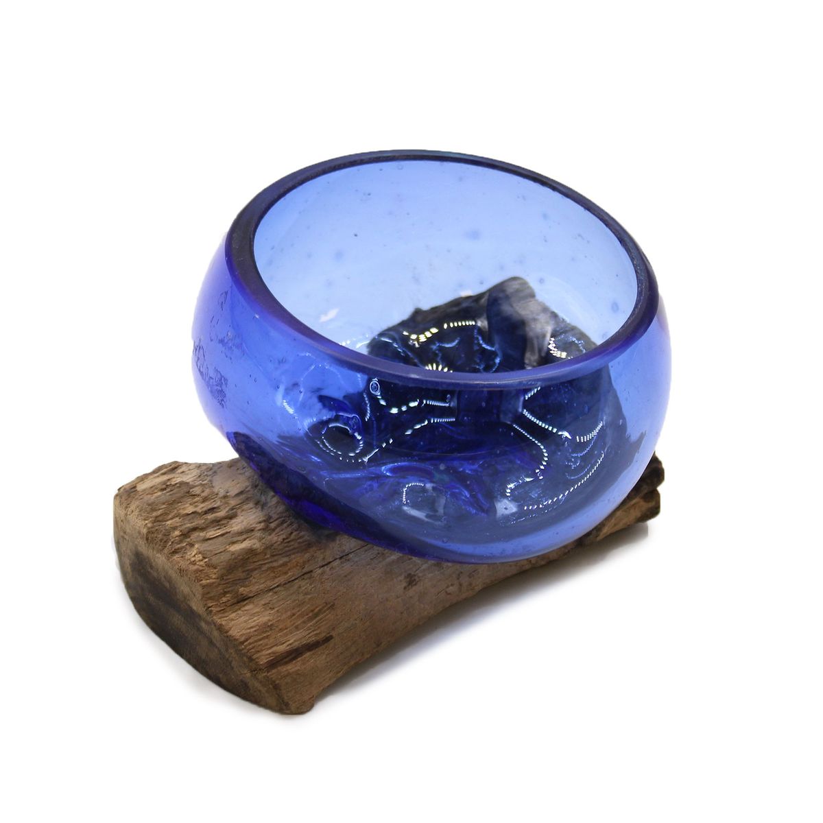 Mini taça azul de vidro fundido sobre madeira