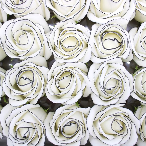 Fleur de Savon pour Bouquet - Rose Moyenne - Ivoire avec Bordure Noire
