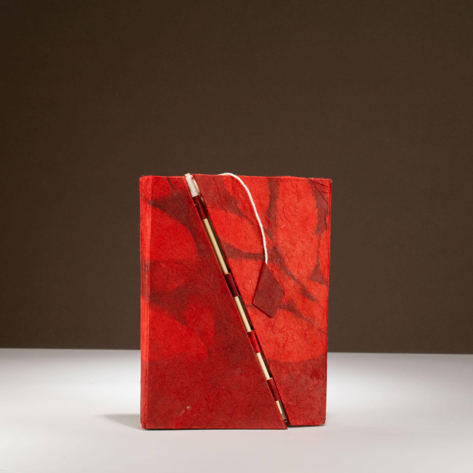 Mellan Lokta Anteckningsbok med Bambulås - Stora Blommönster (15x12cm) - 45 blad - Rubinröd