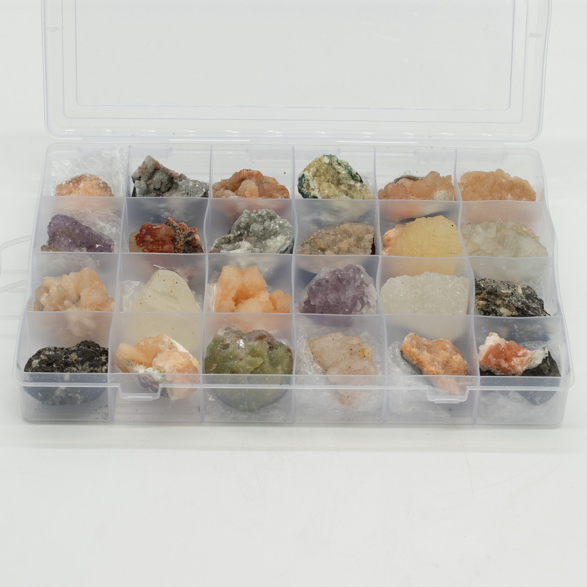 Muestras minerales - Zeolitas mixtas de la India en una vitrina (Apofilita blanca, Estilbita, Cuarzo dedo, Amatista, Estilbita verde, Heulandita)