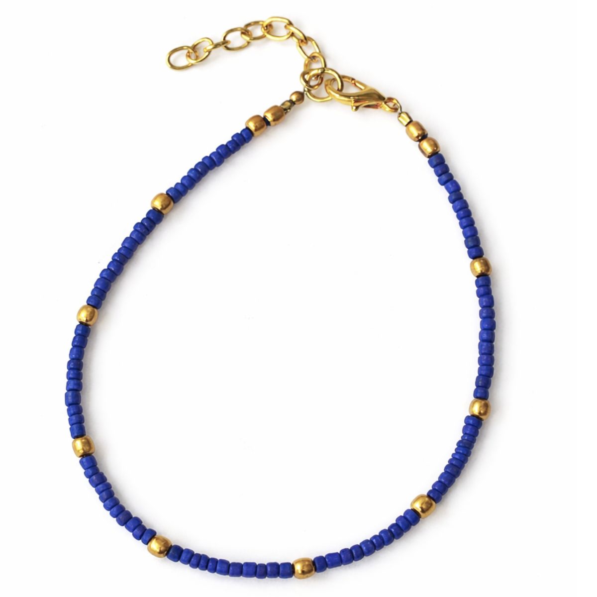 Pulseira fina de tornozelo com detalhes de contas de lápis-lazúli do Nepal e latão - (22 cm)