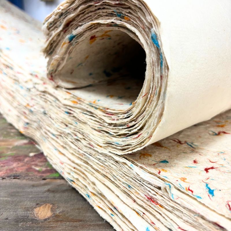 Papier d'Emballage Artisanal Lokta (51x76cm) - Mélange de Couleurs en Coton
