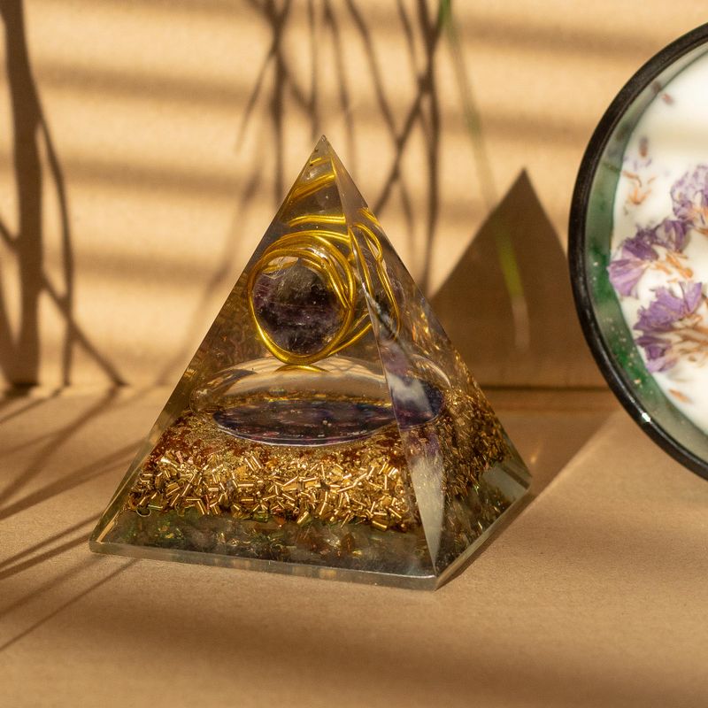 Med Orgonite Pyramid 7x6cm - Wrapped Amethyst - Copper Chips