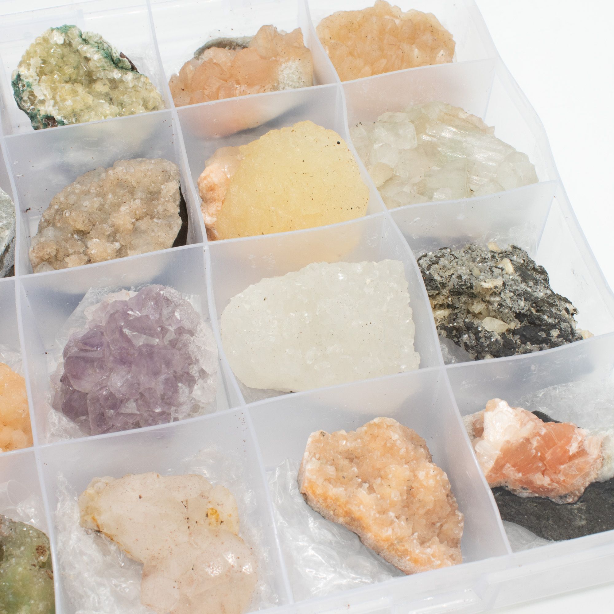 Muestras minerales - Zeolitas mixtas de la India en una vitrina (Apofilita blanca, Estilbita, Cuarzo dedo, Amatista, Estilbita verde, Heulandita)