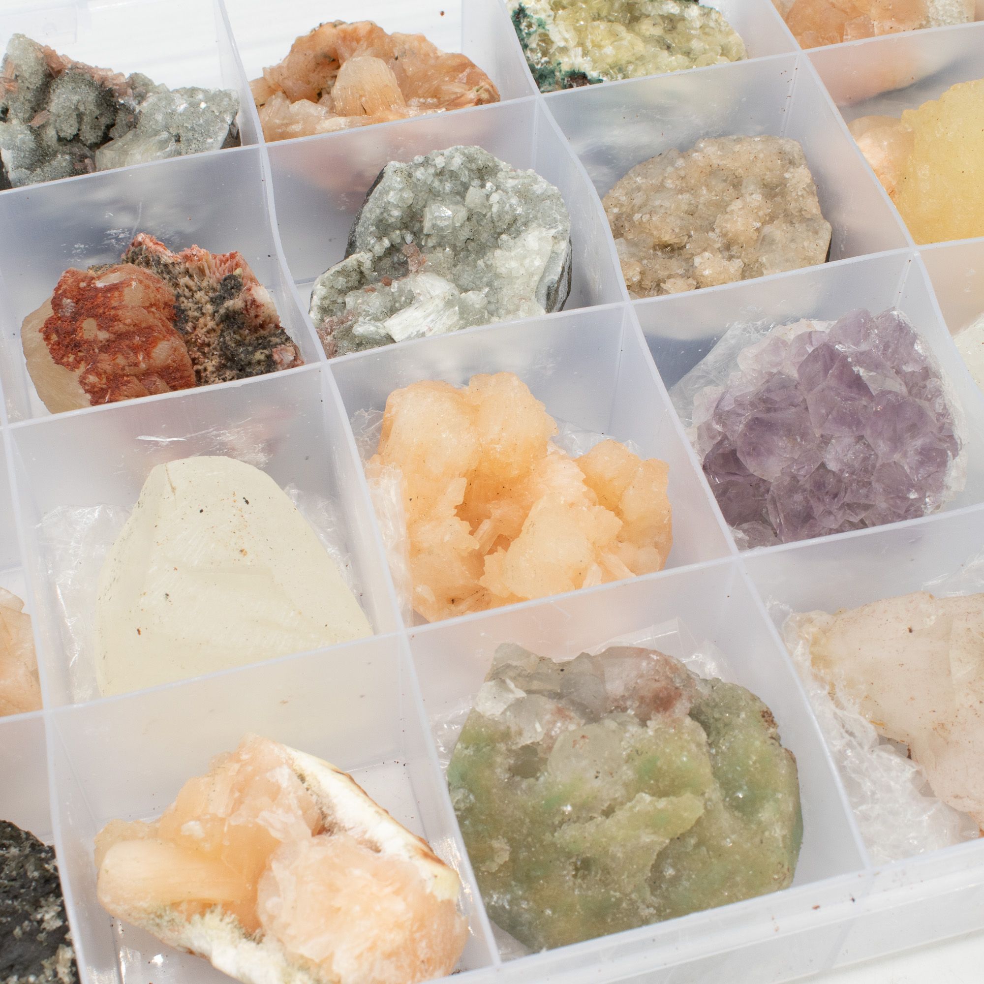 Muestras minerales - Zeolitas mixtas de la India en una vitrina (Apofilita blanca, Estilbita, Cuarzo dedo, Amatista, Estilbita verde, Heulandita)