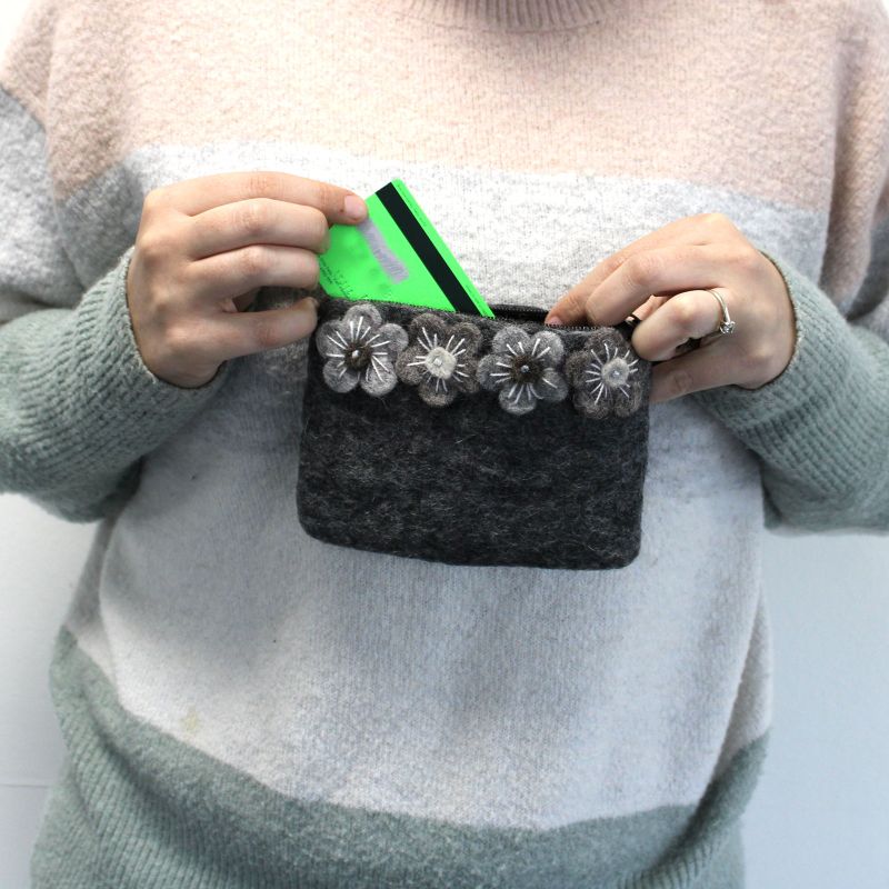 Pochette en feutre naturel (asst) - Quatre Fleurs