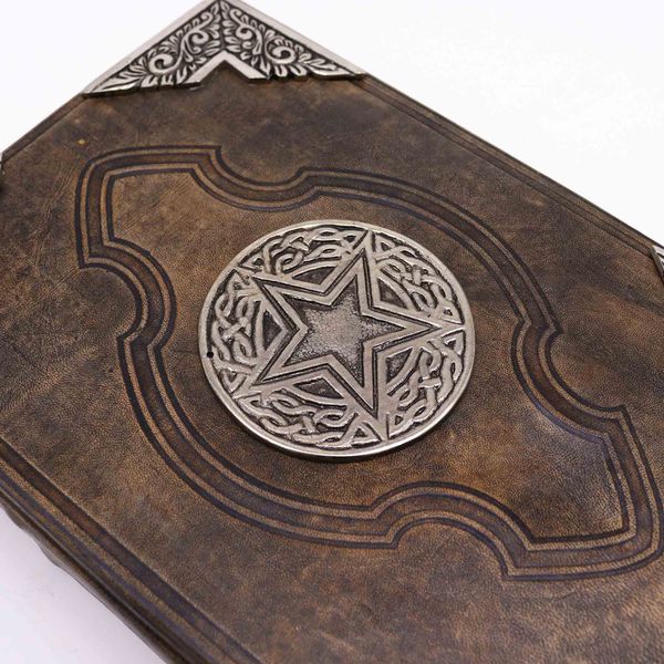 Записна Книга з Коричневої Шкіри із Необрізаним Краєм - Декор з Цинку "Пентаграма" 26×18 см