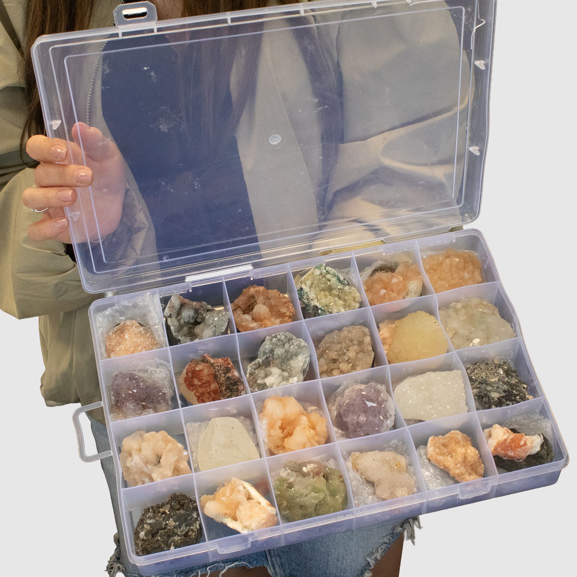 Muestras minerales - Zeolitas mixtas de la India en una vitrina (Apofilita blanca, Estilbita, Cuarzo dedo, Amatista, Estilbita verde, Heulandita)
