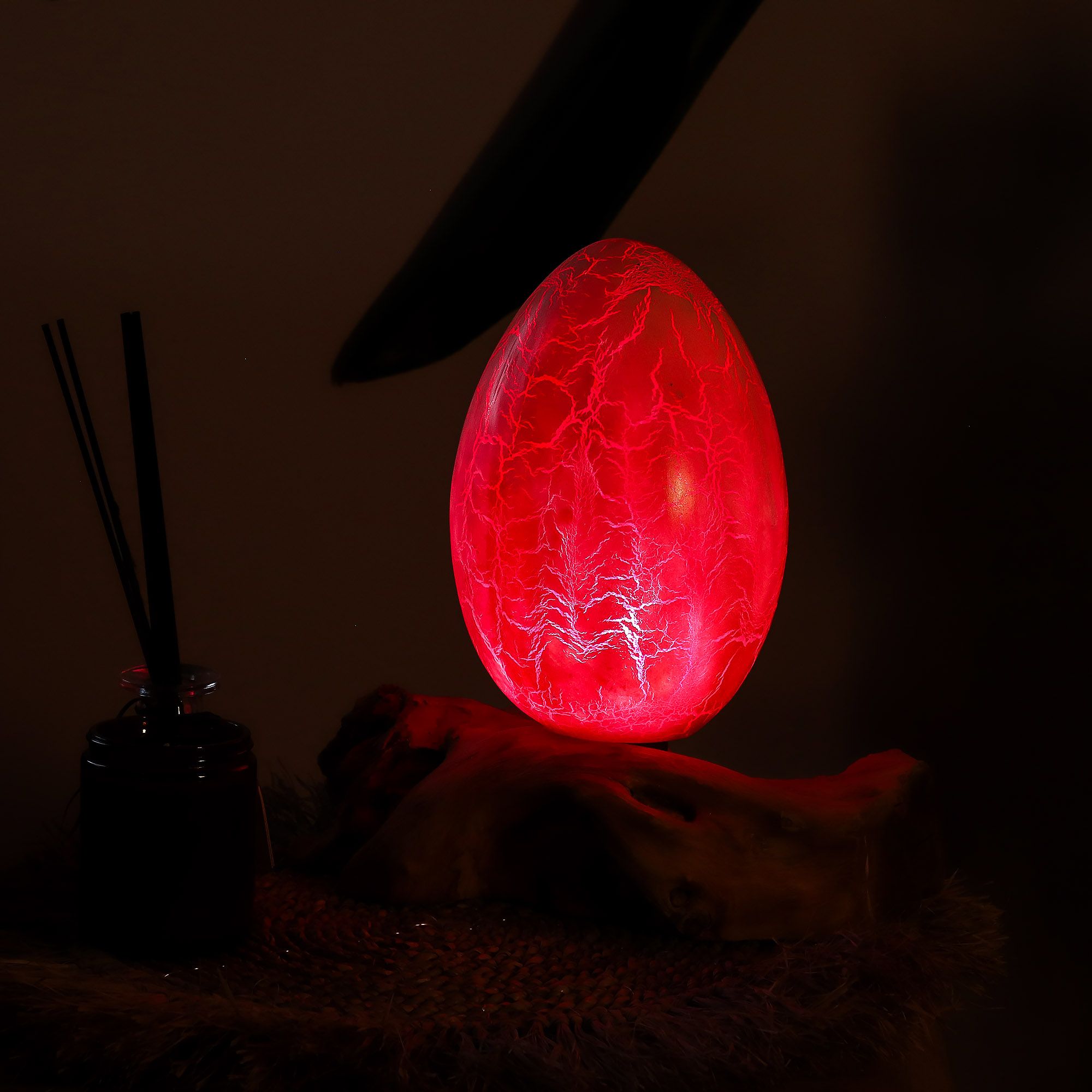 DriftGlow lampion – Pukotinsko sjenilo u obliku vatrenog jajeta, narančasto, s drvenom bazom