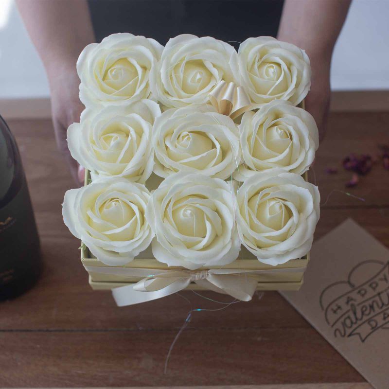 Coffret Cadeau de Fleurs de Savon - 9 Roses Crème - Carré